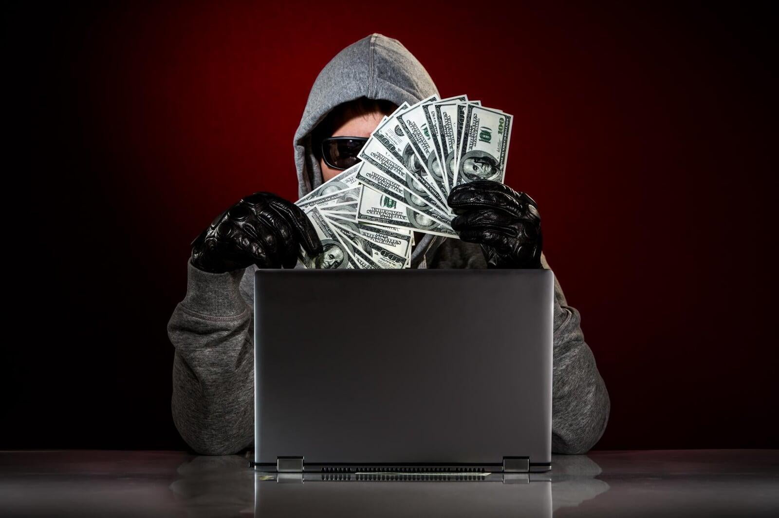 Steal the bank. Хакер с деньгами. Хакер мошенник. Кардеры хакеры. Киберпреступность мошенничество.